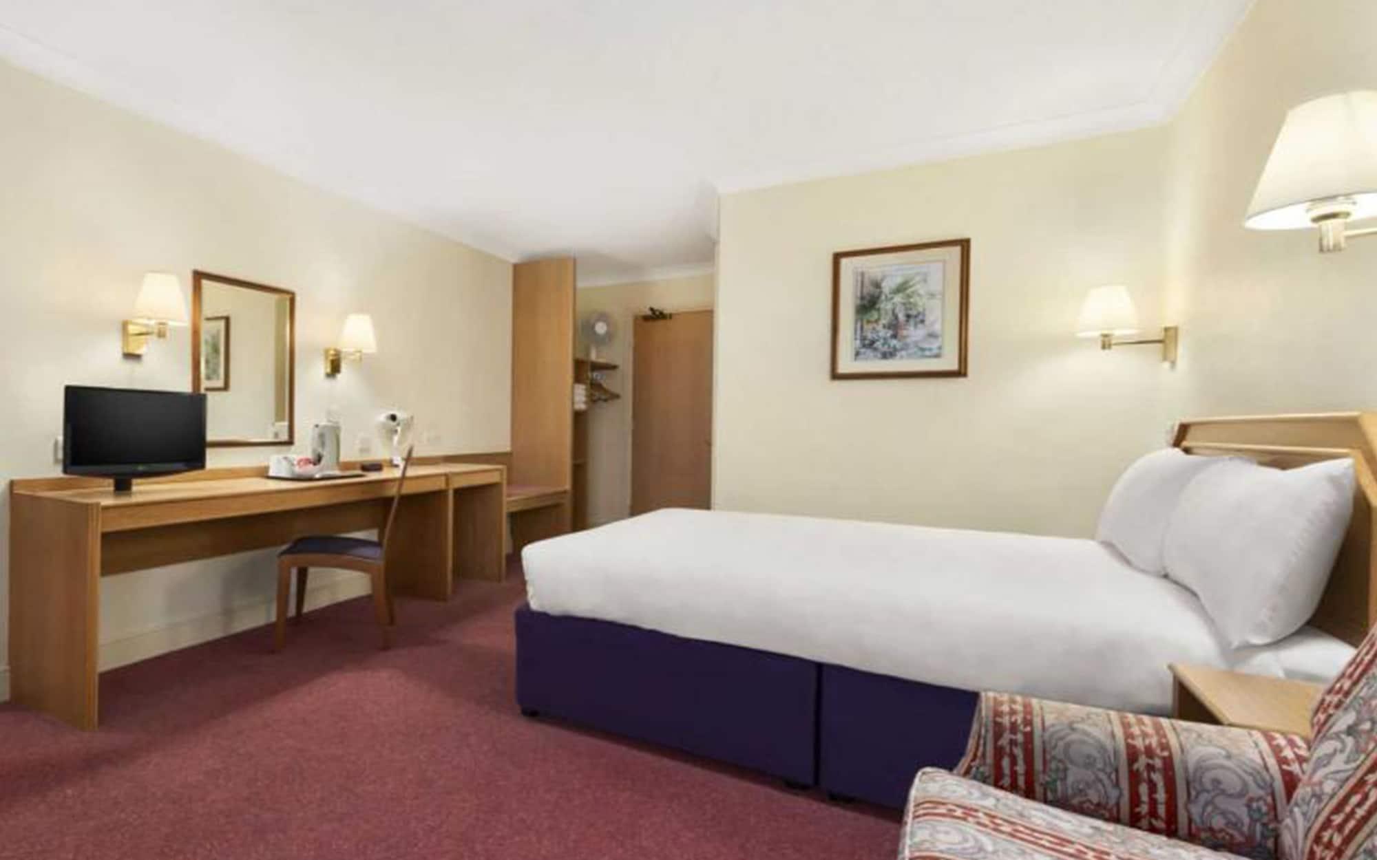 Super 8 By Wyndham Chester East מראה חיצוני תמונה