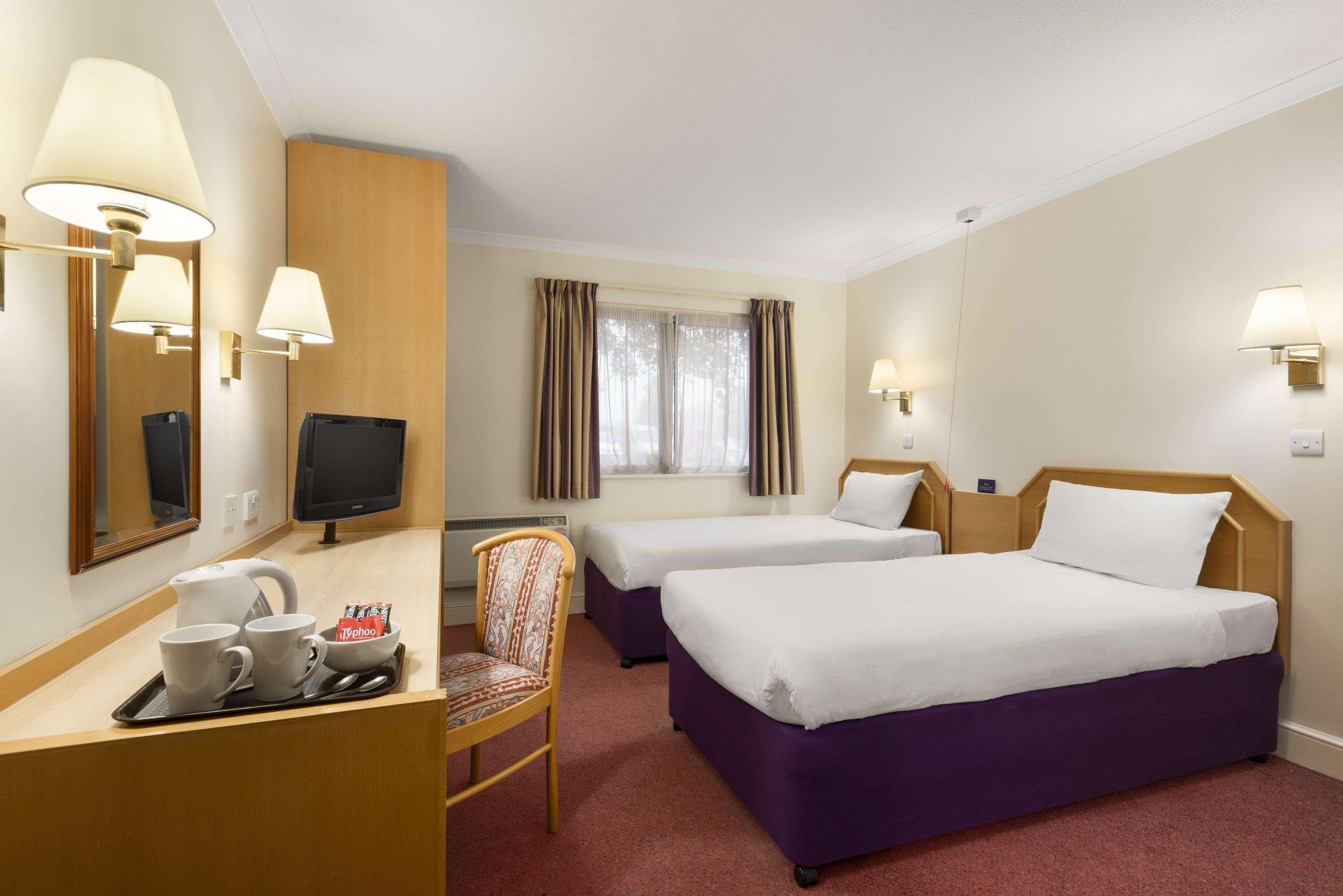 Super 8 By Wyndham Chester East מראה חיצוני תמונה