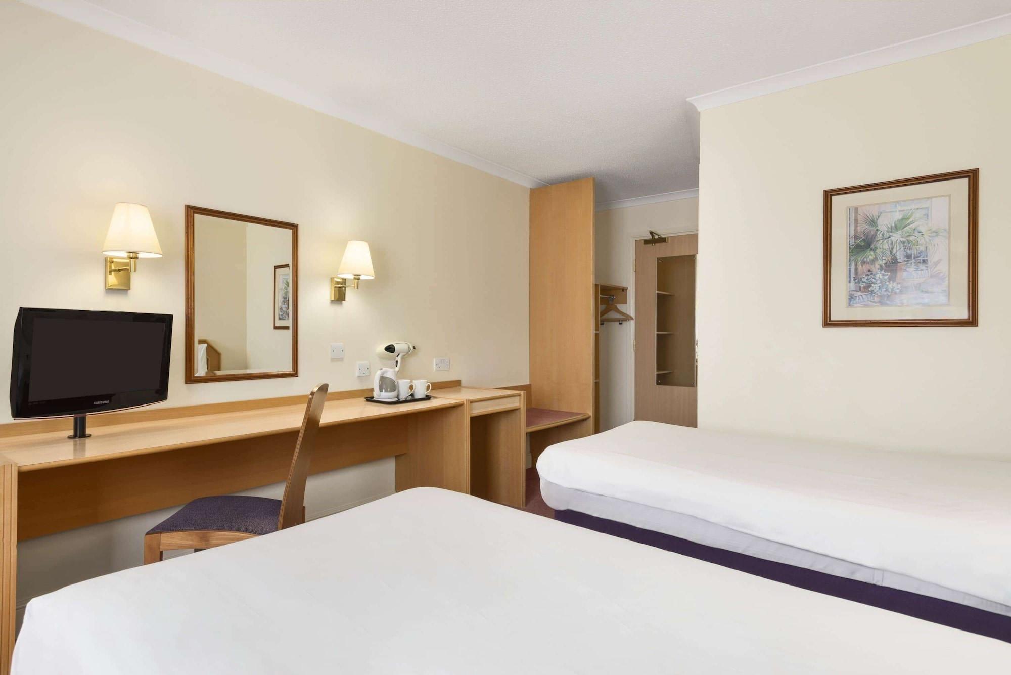 Super 8 By Wyndham Chester East מראה חיצוני תמונה