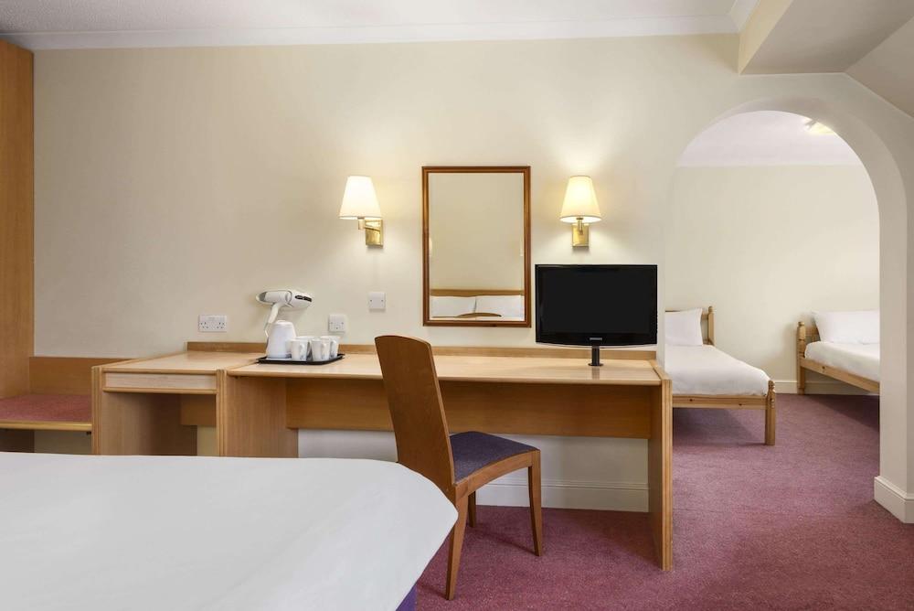 Super 8 By Wyndham Chester East מראה חיצוני תמונה