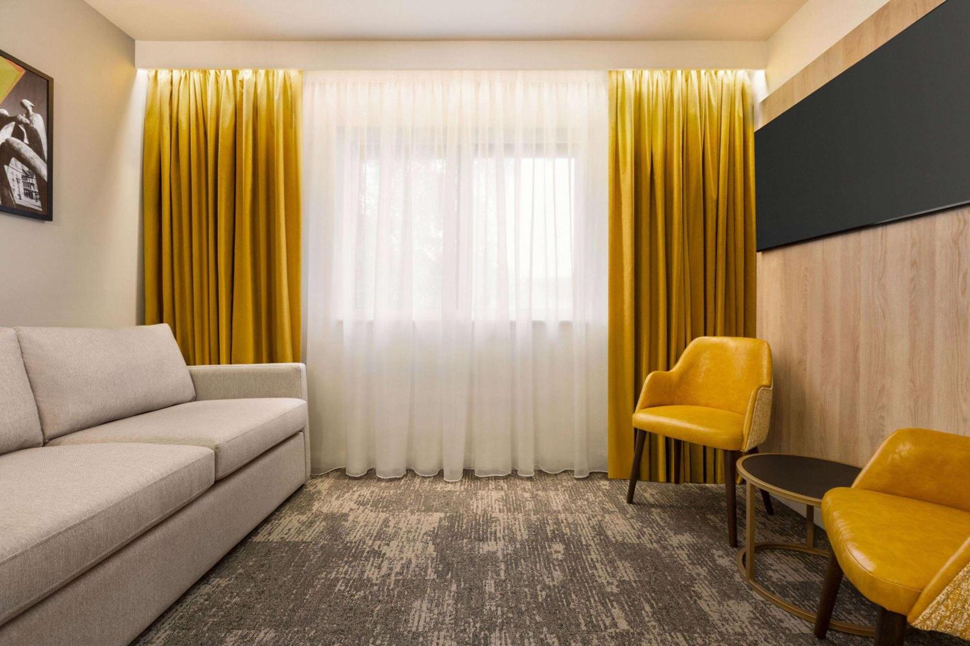 Super 8 By Wyndham Chester East מראה חיצוני תמונה