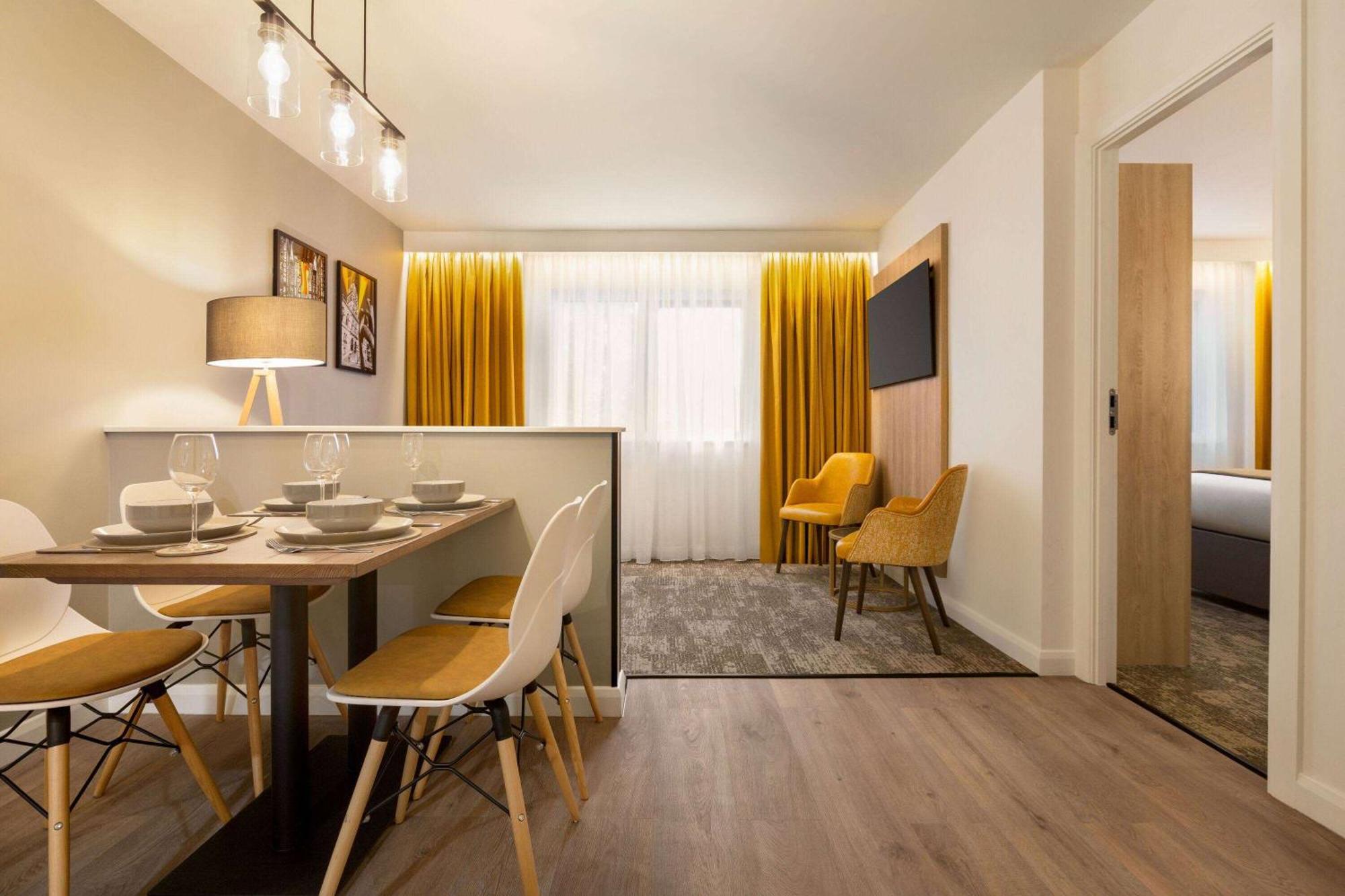 Super 8 By Wyndham Chester East מראה חיצוני תמונה