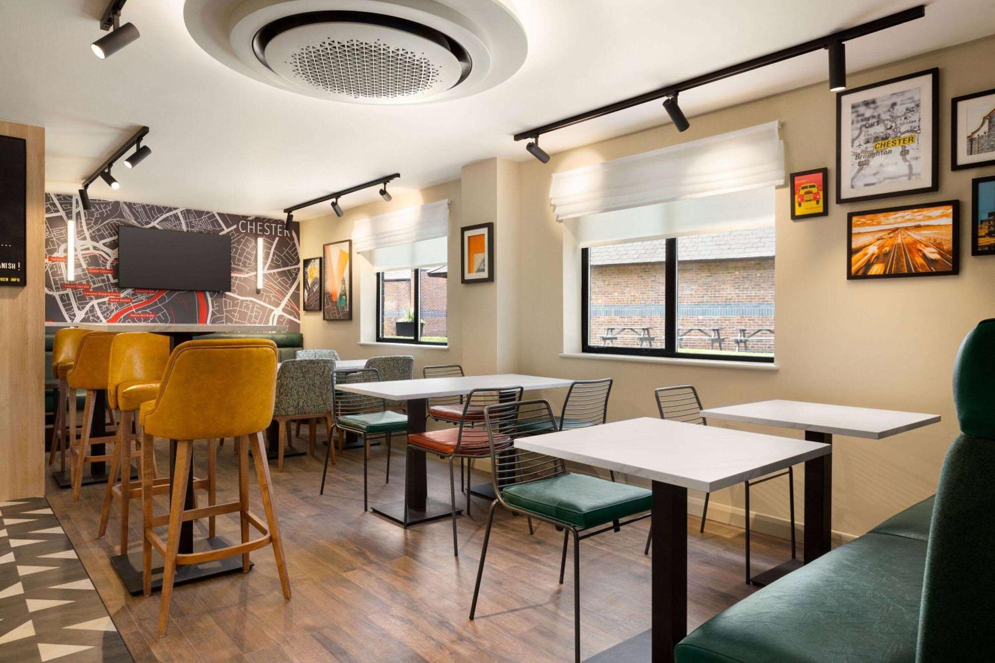 Super 8 By Wyndham Chester East מראה חיצוני תמונה