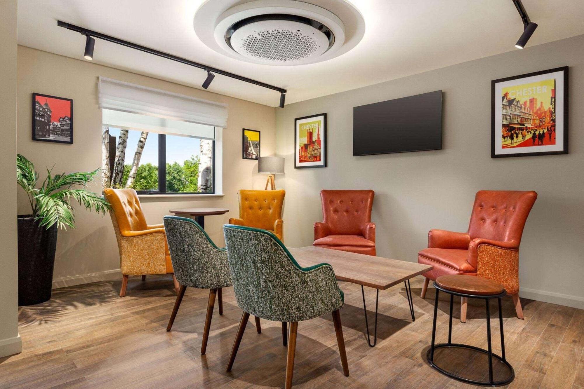 Super 8 By Wyndham Chester East מראה חיצוני תמונה
