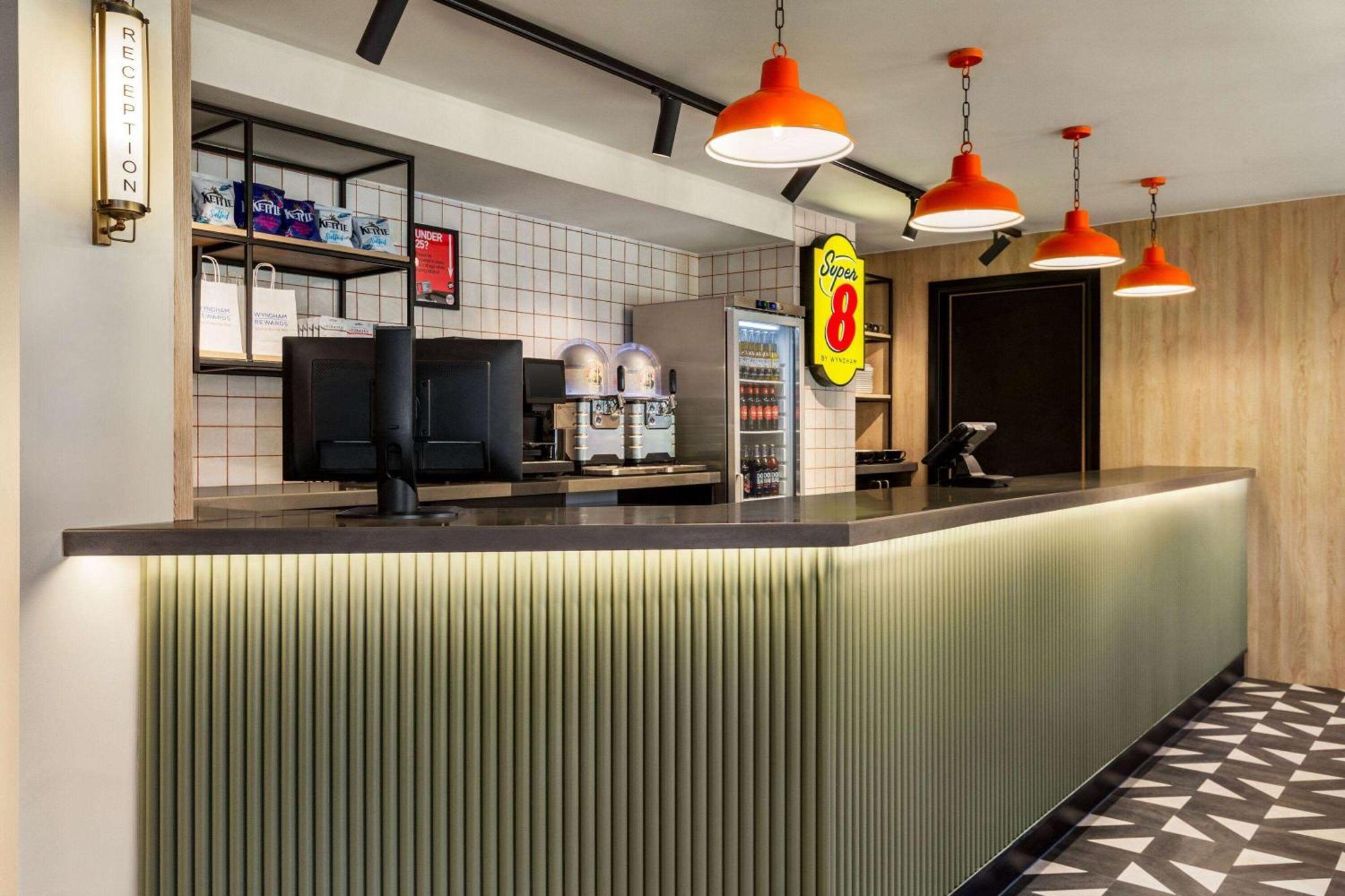 Super 8 By Wyndham Chester East מראה חיצוני תמונה