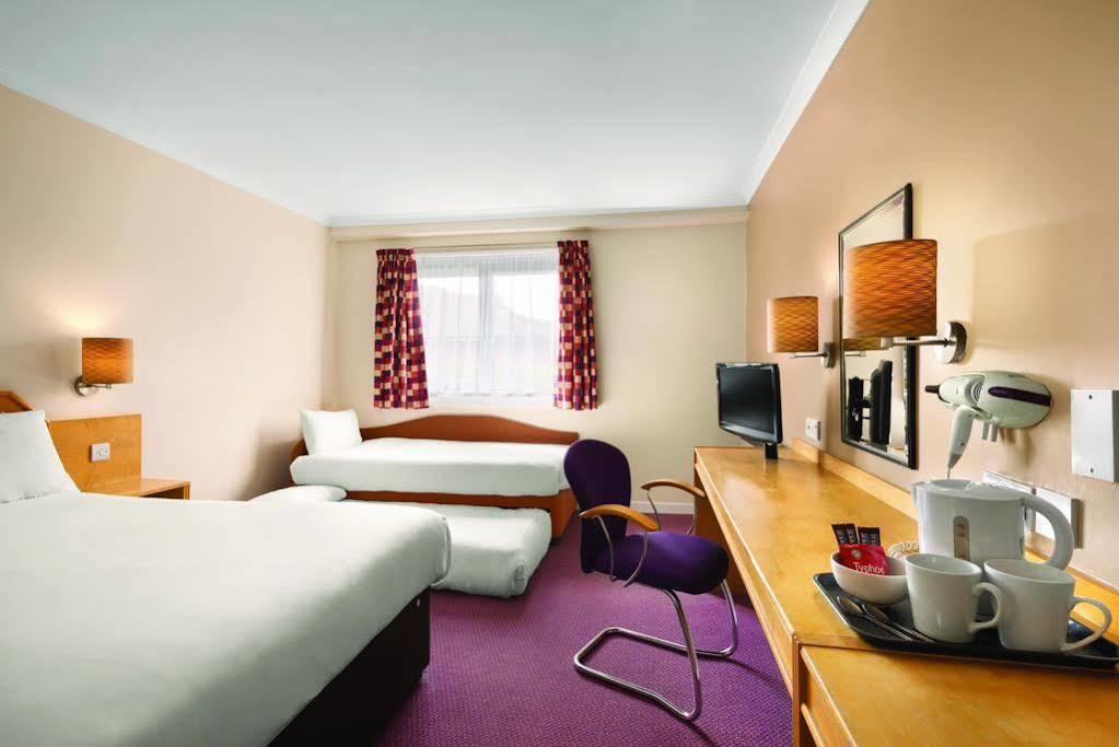 Super 8 By Wyndham Chester East מראה חיצוני תמונה