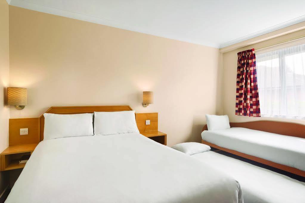 Super 8 By Wyndham Chester East מראה חיצוני תמונה