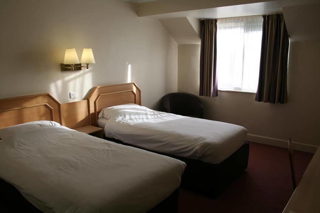 Super 8 By Wyndham Chester East מראה חיצוני תמונה