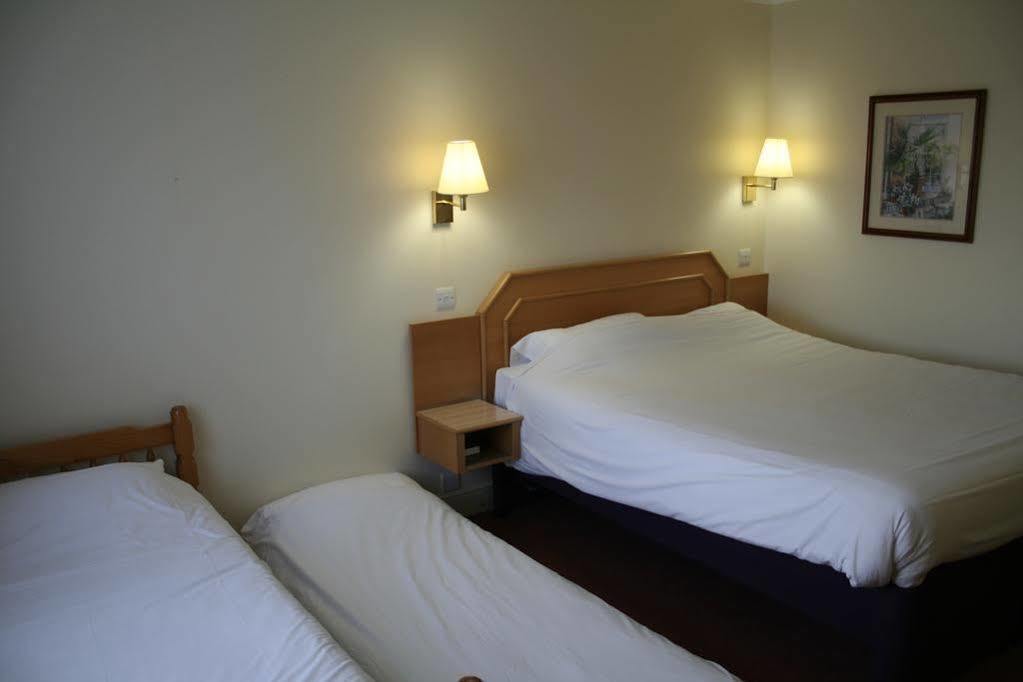 Super 8 By Wyndham Chester East מראה חיצוני תמונה