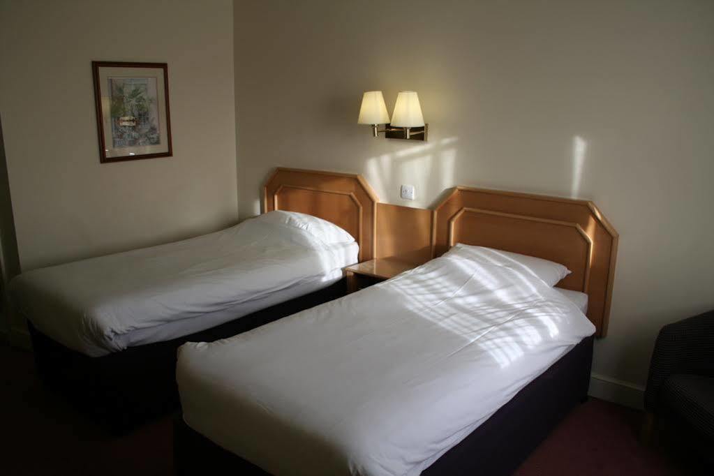 Super 8 By Wyndham Chester East מראה חיצוני תמונה