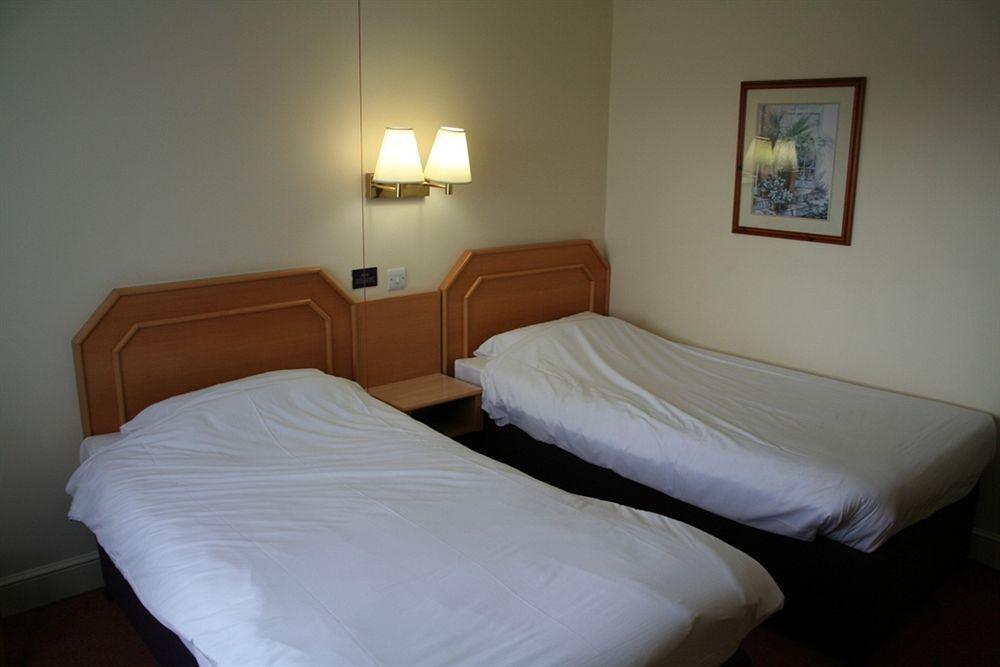 Super 8 By Wyndham Chester East מראה חיצוני תמונה